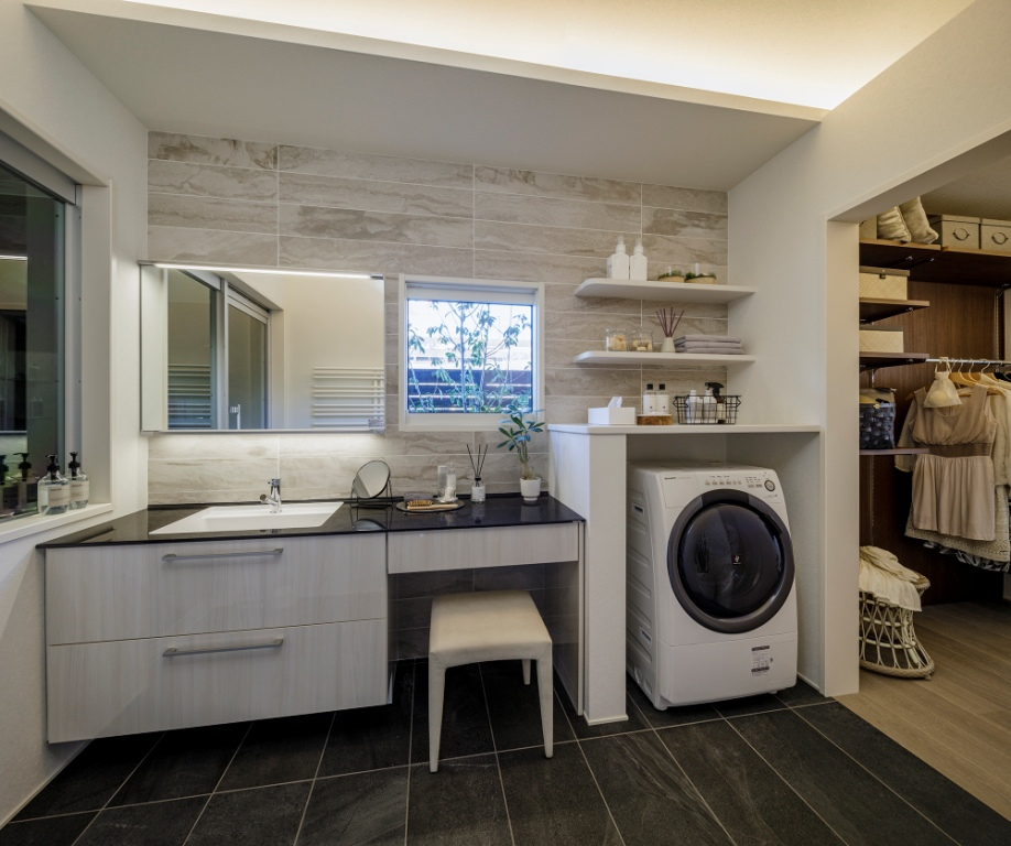 キッチン、ＷＩＣとも動線が繋がり使い勝手が良いサニタリールームです。
ドレッサースペース付の、広々洗面台。洗濯機の上にはカウンターを設け、アイロンがけや洗濯物を畳む家事スペースとしてお使い頂けます。