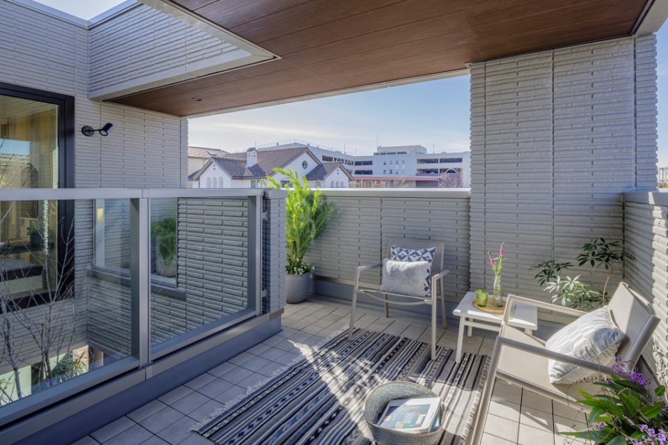 2階バルコニーは、屋根がかかった広々空間。
洗濯物を干すのはもちろん、お天気の良い日はお茶や読書をしたり、バーベキューを楽しむこともできます。