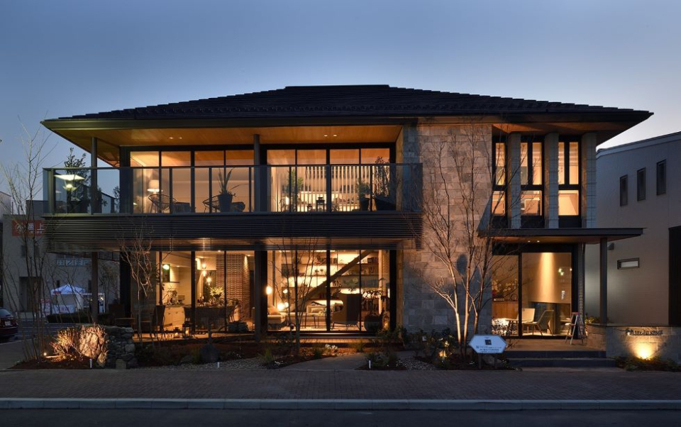 重厚感ながら洗練された佇まい。柔らかな室内の灯りが、上質な表情を演出します。