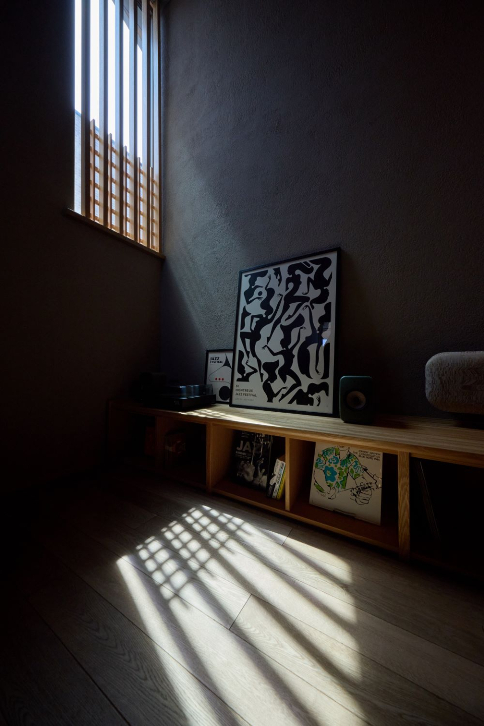 吹抜けの窓から入ってくる光が作る影。
時間と共に変化し、お部屋の表情の変化をお楽しみください。