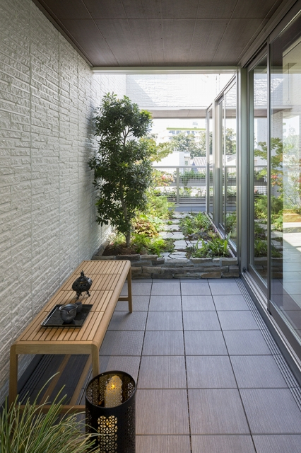 広々としたバルコニーの一画には坪庭を設計。住空間のつづきとして活用することで、都市にいながら緑とふれあう暮らしを実現します。