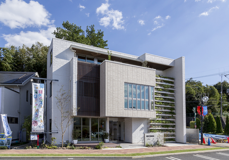 リビングから続くフラットなウッドデッキ
玄関前はオーバーハングになっており雨でも濡れにくい設計です。