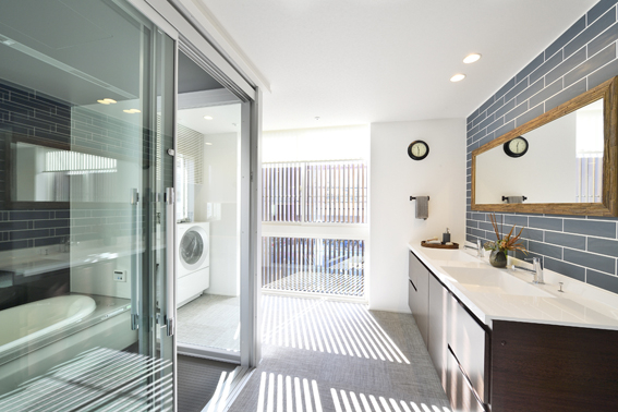 広々とした洗面室は、雨の日には室内物干しスペースに。
共働きの家族に便利な機能的な水周り空間。