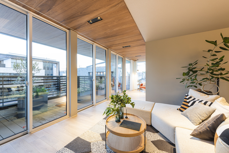 フルフラットバルコニーとクリアビューサッシで屋外へと気持ちよく繋がる開放空間。
家族が思い思いに自由に使える豊かなセカンドリビングです。