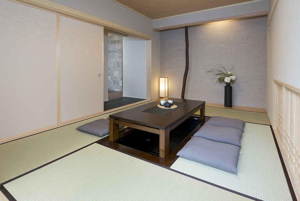 長押鴨居を取り付け、桜をあしらった和モダンな一室です。
ご両親の客間にふさわしい品格を醸し出しながら、気軽な掘り炬燵でお客様との和やかな時間を育みます。