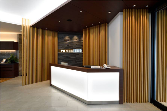 洗練された格子が印象的な、木のぬくもりを感じるエントランスでお客様をお迎えいたします。