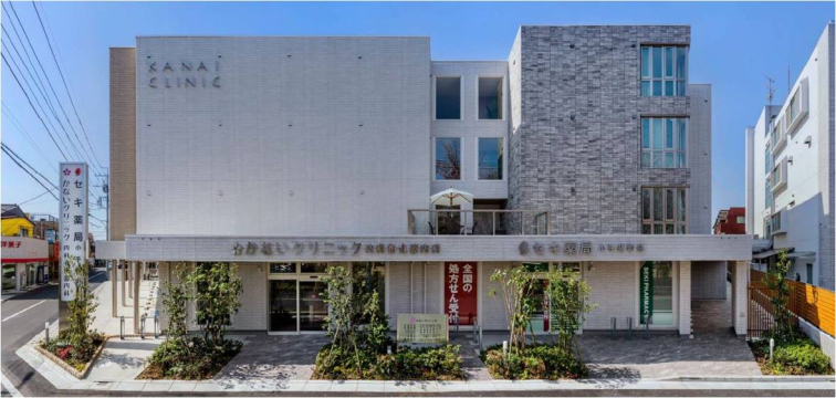 クリニックの入口がある正面側の外観は、賃貸住宅の生活感がでないプランニングをしました。各種建築法令制限内で敷地を最大限に有効活用した、エレベーター付きの4階建て店舗併用賃貸住宅です。