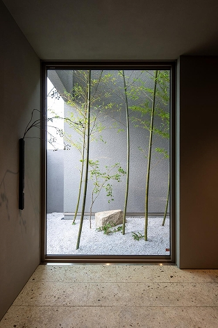 アプローチから見える竹林は、まるで芸術作品。お出かけ前の準備、ご来客の対応など、様々なシーンに利用できるマルチ空間になっています。