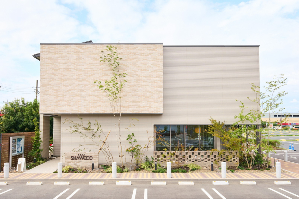 外部からの視線を程よく遮るコートハウス型のレイアウトにより、家族だけのプライベートな空間を確保しました。光と緑をたっぷりと取り込み、閉じつつも開けた領域性をデザインしています。