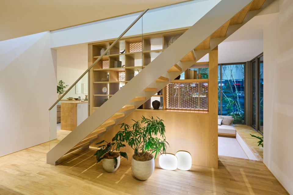 エントランス正面には2階へつながる階段がお出迎え。階段下ではときがわ町の和紙で作られたスタンドライトの灯りが静かに迎えてくれます。