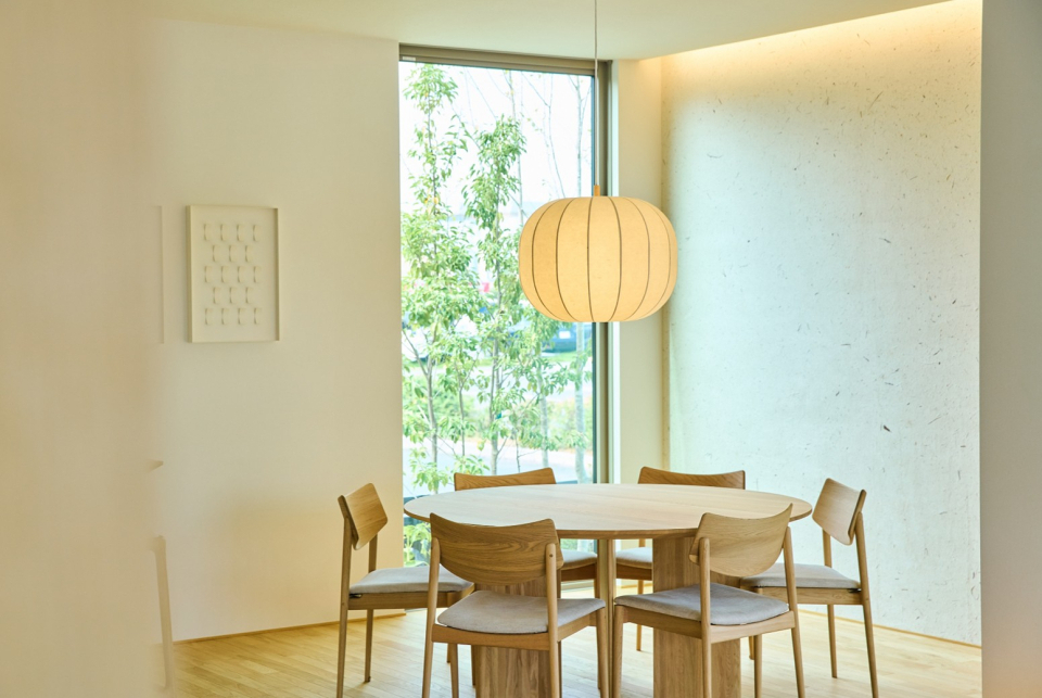 北西の窓と、ロジアに面する北東の開口部から、やわらかな陽が差し込むダイニング空間。時間の変化によって移ろう木陰を感じながら、自然の豊かさを享受する居場所です。