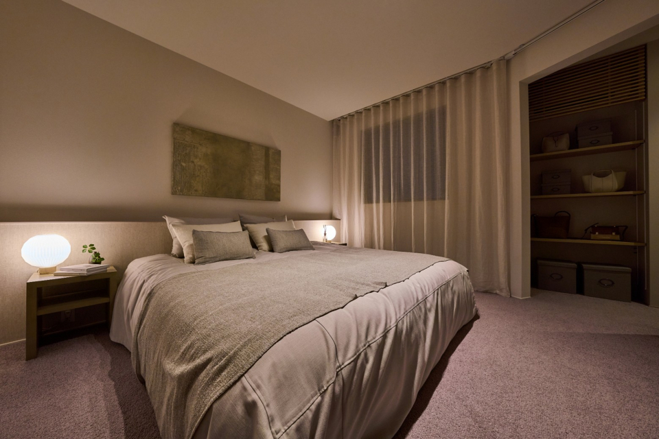 8.4帖の落ち着いた空間に、シングルベッド2台とナイトテーブル、レ・クリントの柔らかな灯りが、静かで心地よい夜を演出します。