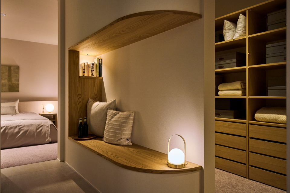 家事の合間のひと息から、読書、星空を眺める夜のリラックスタイムまで。家族を見守りながら過ごせる、上質で多用途な安らぎの場所です。