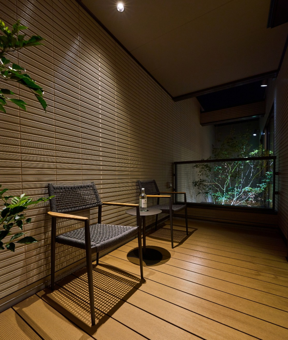 雨の日でも使える上質な外空間。光と緑を取り込むロジアが、穏やかで豊かな空間をつくり出します。