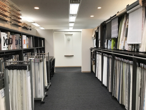 お部屋のテイストを印象づけるカーテン。
じっくりお選びください。