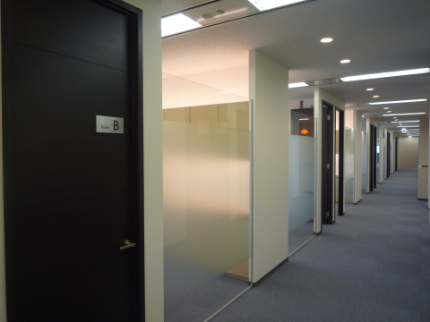 全ブース個室なので快適にお打合せができます。
また、打合せブースの壁は、半透明のパーテーションで、窓も大きく開放感のある明るいブースになっています。