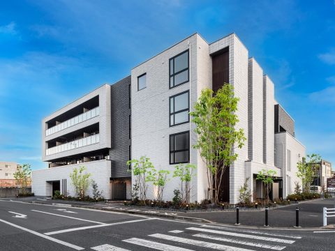 エリア初、シャーメゾンプレミアの、4階建て店舗併用収益物件です。
好立地を活かした見応えある外観。

つくばエクスプレス「流山おおたかの森」駅徒歩6分
東武アーバンパークライン「流山おおたかの森」駅徒歩6分