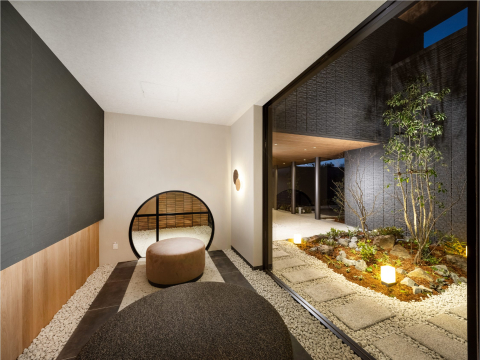 「wa(輪・和)」モチーフのソファ、サッシ、照明でデザインを統？したラウンジ。床の素材を外部とつなげ、時間や季節の移ろいを感じる優しい空間に 。