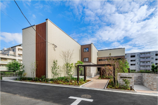 相続税対策を見据えた土地活用の実例です。1階はオーナー世帯が1世帯あり、その他は2LDK・3LDKとなります。アプローチを多種の植栽で彩を出し、ゲートを設置して高級感と美しさを演出いたしました。

・敷地の広さを活かした外構計画
・彩豊かな植栽計画
・ゲートを設置して高級感を演出