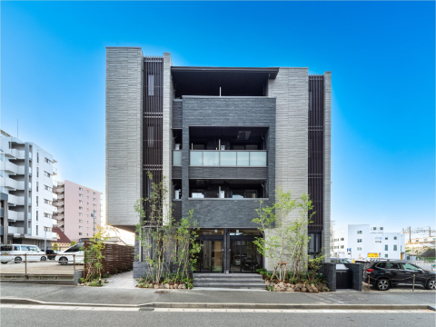 敷地のポテンシャルを最大限活用した店舗併用4階建て共同住宅

・中央に柱のない使い勝手がよい矩形の店舗計画
・収益性最大化のためのコンパクトながら印象的な共用部
・高所得者層に向けたハイグレード設備と共働き夫婦にうれしいⅡ型キッチン