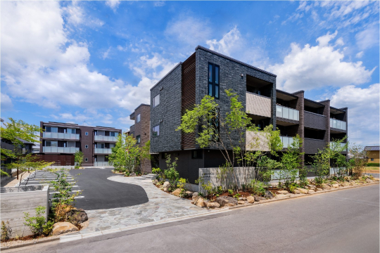 かつて日本料亭の庭にあったつくば石を既存利用し、当時の美しさを継承する外構計画とした。外壁にも自然石を利用し高級感を演出。ハイグレードな設備や生活提案を取り入れた間取りで、上質な暮らしを実現する。

アプローチ部分である西南の角をオーバーハングさせることにより建物の顔を作りインパクトを付けました