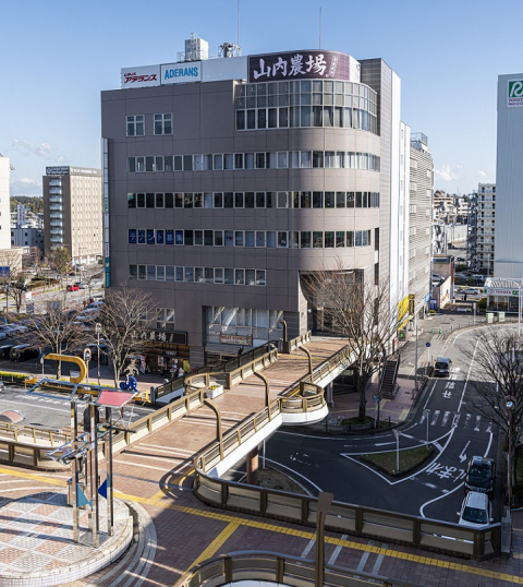 「京成成田駅東口」駅前ロータリーに面したビルの４階がオフィスです。