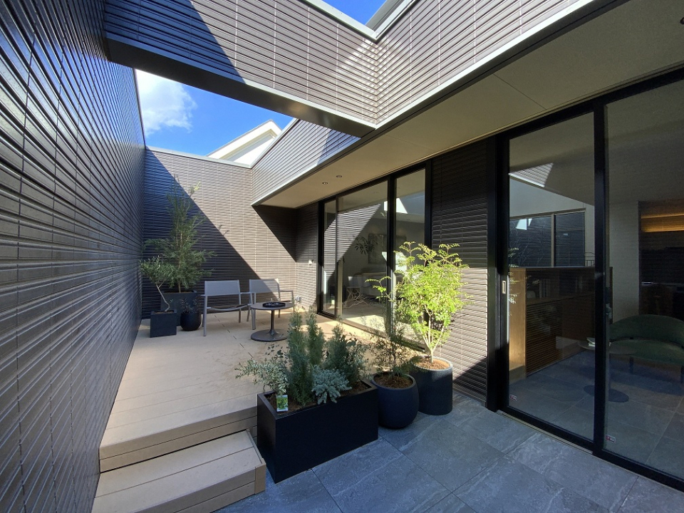 ベルバーン外壁に囲まれた、空を望む完全なプライベート空間で、心ゆくまでお寛ぎください。