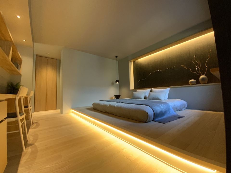 木の温もりと間接照明が演出する和モダンの空間で、旅館の趣とホテルの快適さが調和するひとときをお届けします。非日常へと誘う、唯一無二のベッドルームをぜひご体感ください。