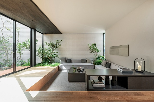 内・外の壁面を繋げ、屋外を美しく取り入れる建築だけでなくグリーンも内外を繋げる一体のデザイン