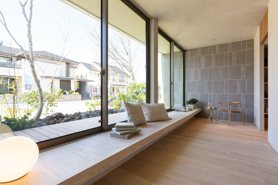キッチンからつながる和室は、屋上庭園を見ながらゆっくりくつろげる家族の団欒スペースです。