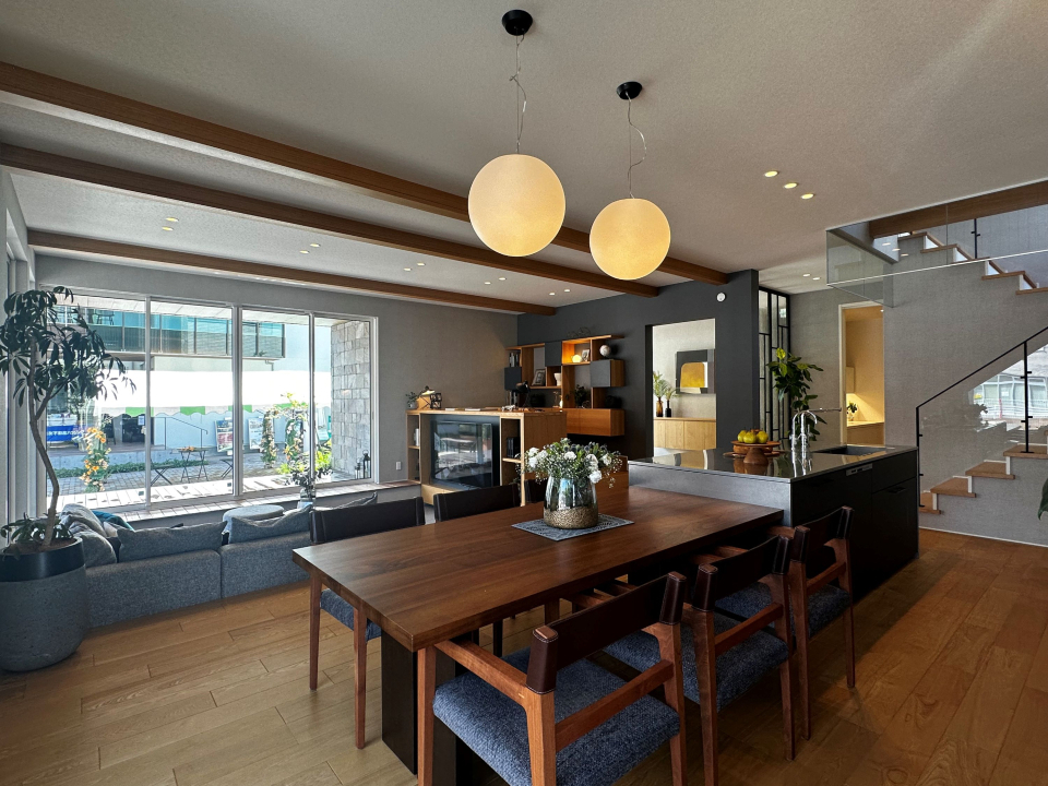 キッチンに立つと視線が抜ける圧倒的な開放感と、子どもを見守れるリビング階段とスタディコーナー。家族と友人とワイワイ使えるダイニングキッチンです。