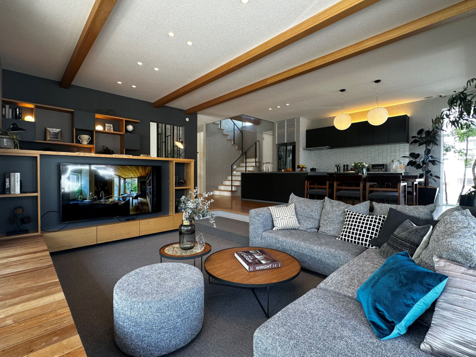 大空間の中にも落ち着ける2段下がりのピットリビング空間。
ご家族みんなでくつろげる空間です。