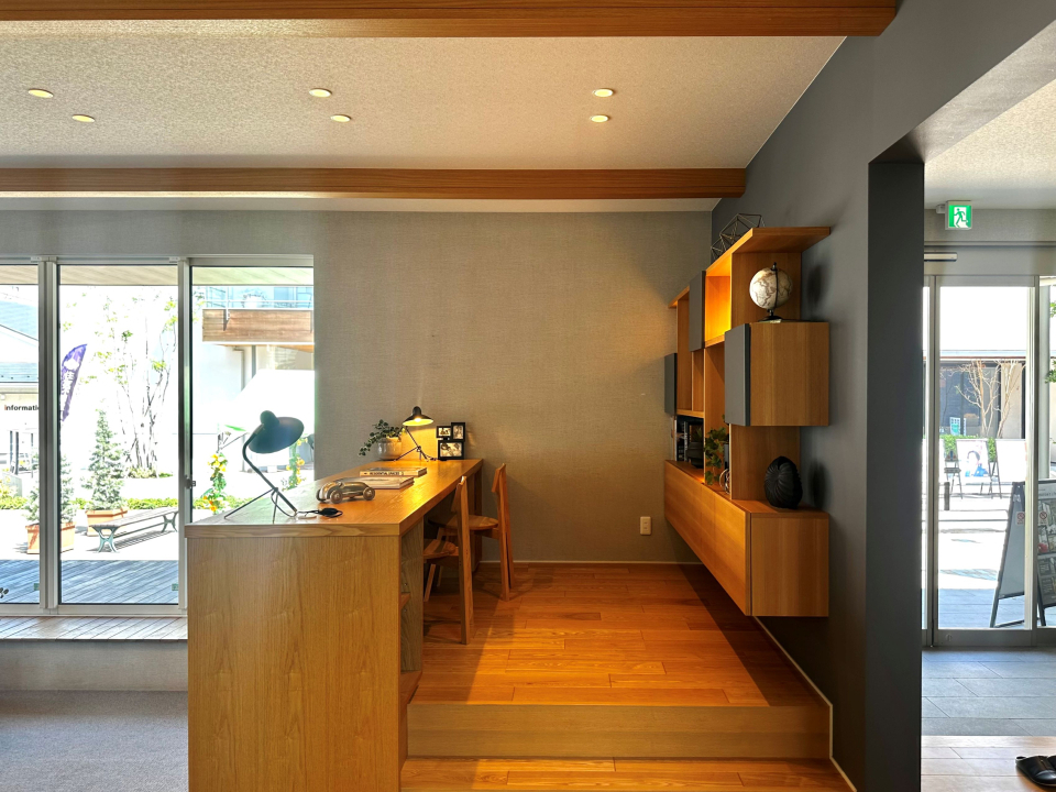 子どもの勉強スペースとして設けている2段あがりのスタディースペース。
子どもの様子がいつでも分かり、子育てのしやすい優しい住まいとなっています。