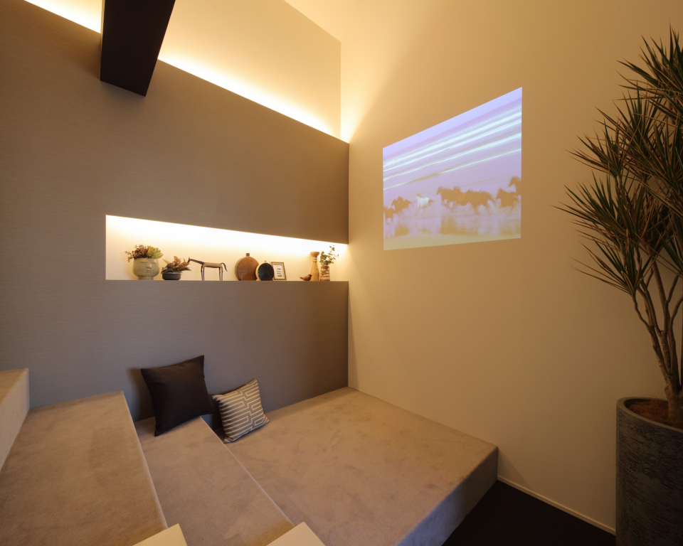 ロフトは書斎やコレクションルームとして、また、階段スペースはプロジェクター設置による壁面映像が楽しめるシアターコーナーとして活用できます。