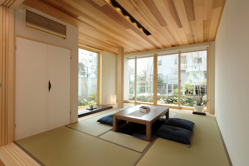 ウェスタンレッドシダー無垢材の天井が木質感を演出します。床の間には
大型FIXサッシ、南側に4ｍの大開口サッシを配し、室内に居ながら庭の緑を身近に感じることができます。