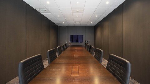 資産計画など、お仕事帰りに立ち寄って相談できます。 
専門スタッフの手配も出来ますので、是非ご予約下さい。