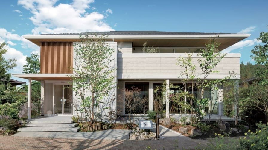 ピットリビングやステージフロア、吹き抜けや大開口のサッシなど見どころがたくさん！