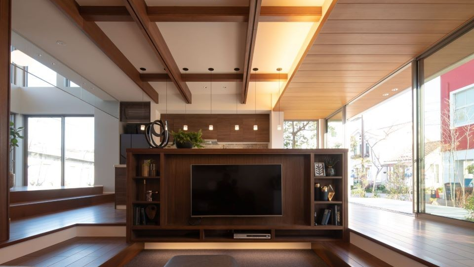 床を２段下げたピットリビングは、折り上げ天井で最大３，３１０ｍｍの天井高を実現。柱をなくし、大開口で外へとフラットにつながります。