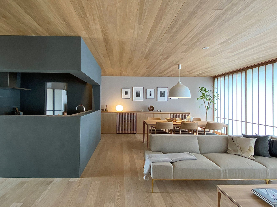 無垢材の床や天井・塗り壁・障子など、肌なじみの良い素材で空間を設えています。
整然とした直線美により日本的で凛とした空気感が漂います。