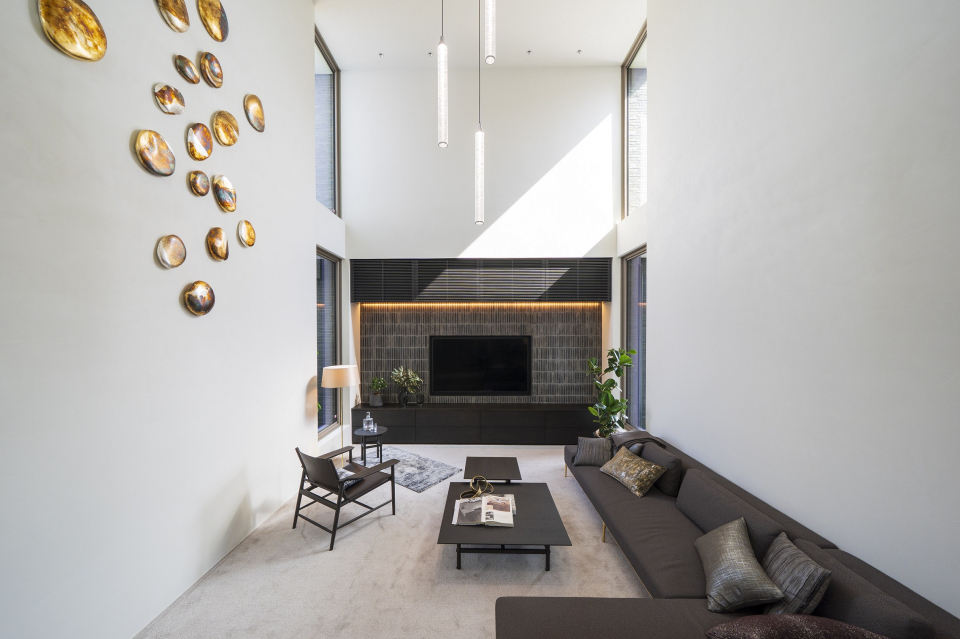 敢えて開口部を東西に設置、かつ天窓と合わせて様々な時間帯の木漏れ日を楽しむことができます。