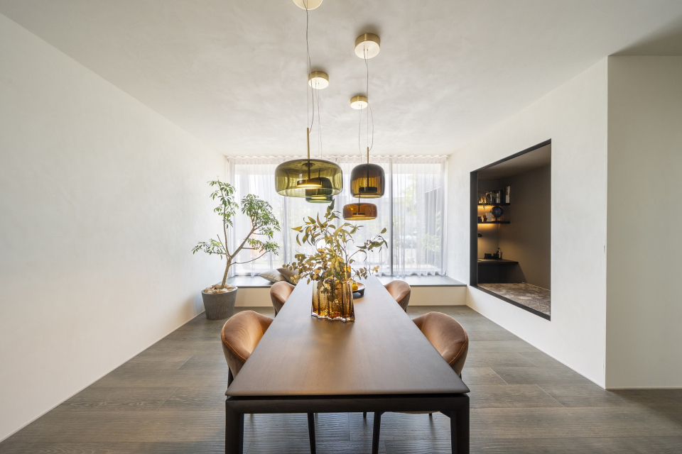 食後のティータイムを楽しむヌックスペース、窓辺の居場所とウッドデッキで外部空間と繋がり、様々な生活シーンに対応できます。