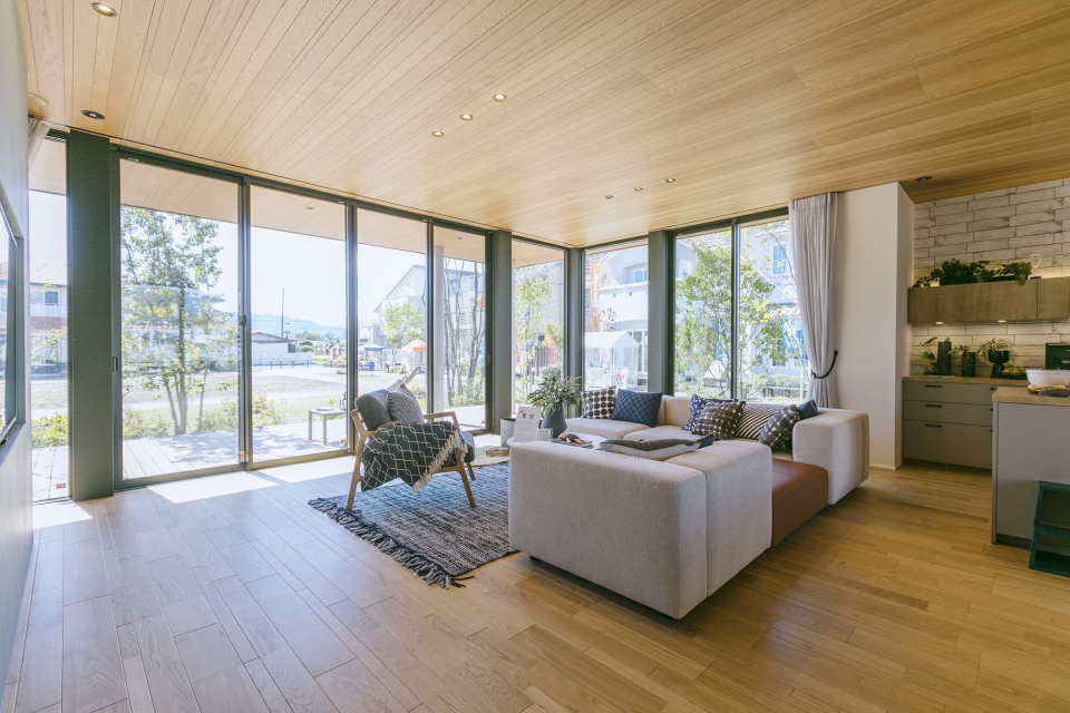天井高2700の大空間を実現。軒裏と室内木質天井材の組み合わせにより、室内外のつながりを強調させ、豊かな空間になっています。