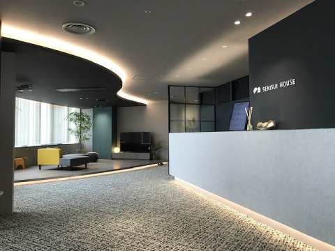 エレベーターを降りて目の前がショールーム受付です。
デジタルによる「提案型打合せ」が可能なショールームとなっております。