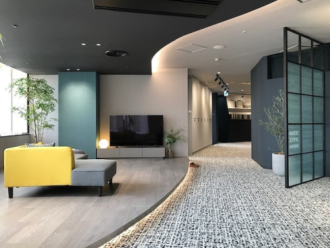 入口を進むと「特別な空間」を演出したラウンジが広がります。