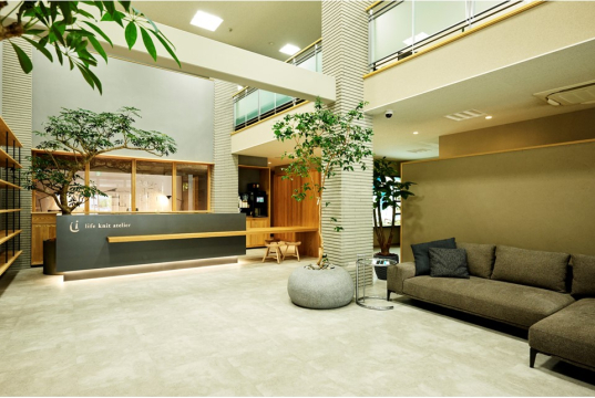 明るく開放的な空間のエントランス。
正面の受付では皆様のご来場をお出迎えしております。