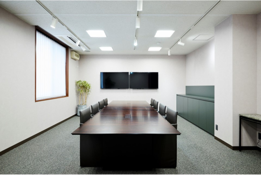 大人数でのお打合わせもご対応できるよう広いお部屋のご用意しております。
ご同席される方が多い場合には、こちらもご利用いただけます。