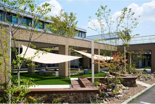 緑の感じるテラススペースには外構提案の植栽を多数ご用意しております。