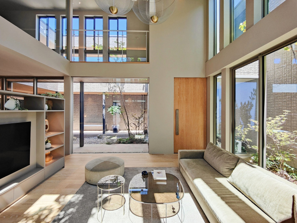 5m×5mの大空間吹き抜け、大開口窓から眺める完全プラベートの中庭は圧巻です。

室内と屋外がシームレスに繋がり、「自然を感じながら、窓もカーテンも開けて暮らしたい」こんな要望を叶えるリビングとなります。