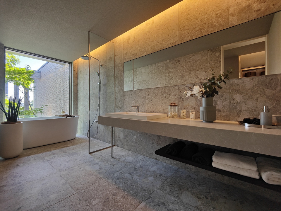 タイル仕上げによる、上質な空間は非日常感を演出。外からの視線が遮られることで都会の真ん中にいながらもプライバシーが守られる安心感と解放感を感じられます。