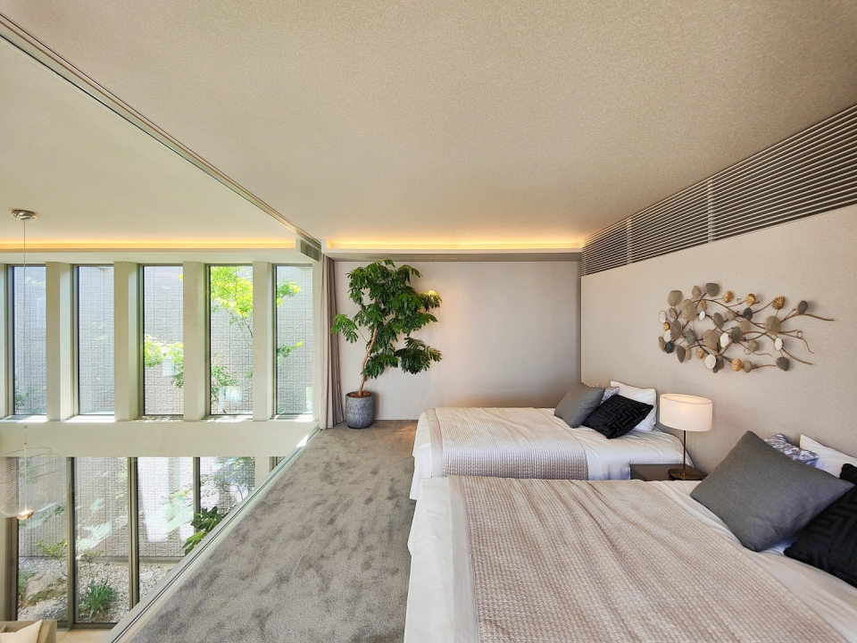 中庭まで抜ける開放的な寝室です。
吹き抜けから見下ろすLDKは圧巻です。
